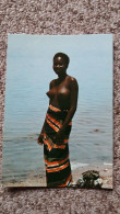 CPM L AFRIQUE EN COULEURS RENCONTRE AU BORD DU MARIGOT ED IRIS 7359 SEINS NUS - Unclassified