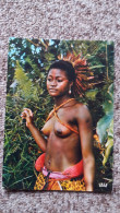 CPM L AFRIQUE EN COULEURS FOKLORE AFRICAIN JEUNE DANSEUSE  ED IRIS 7059 SEINS NUS - Unclassified