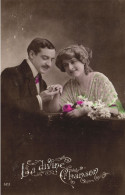 COUPLES, LOVERS, FLOWERS, ELEGANT MAN AND WOMAN, ROSES, FRANCE, POSTCARD - Parejas