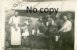 CARTE PHOTO ALLEMANDE - SOLDATS ET ENFANT BUVANT UNE BIERE A LICOURT PRES DE MORCHAIN SOMME GUERRE 1914 1918 - Oorlog 1914-18