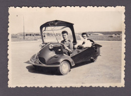 Photo Originale Vintage Snapshot Oldtimer Bubble Car Voiture Bulle Messerschmitt KR 200 Militaire Base Aerienne 257 - Coches