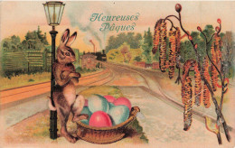 PAQUES _S29225_ Heureuse Pâques - Lièvre Se Tenant Sur Un Lampadaire Avec Un Panier Plein D'Oeufs - En L'état Trou - Easter