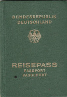 Q156  --  PASSPORT  --  DEUTSCHLAND  --  1986  --  MAN PHOTO  --  4 X VISA AUSTRIA  --  8 X TAX STAMP - Historical Documents