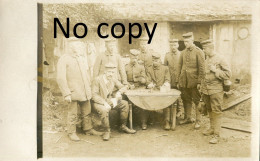CARTE PHOTO ALLEMANDE - SOLDATS JOUANT AUX CARTES A CHAMOUILLE PRES DE CRANDELAIN AISNE - GUERRE 1914 1918 - War 1914-18