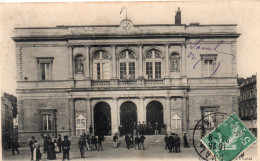 Laval Très Animée Hôtel De Ville - Laval