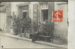 - Thèmes Div -ref-V V980- à Identifier - Carte Photo Femme Assise Devant Une Maison - - A Identifier