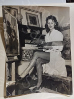 Italy Nice Painter Girl Italia Foto Miss Cinema 1950 ADRIANA ROCCHI. Via Del Babuino Roma.  24x18 Cm. - Pin-up