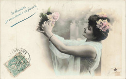 FEMMES _S29229_ De Saintes, Je Vous Envoie Ces Fleurs - Femme Tenat Un Bouquet - Vrouwen