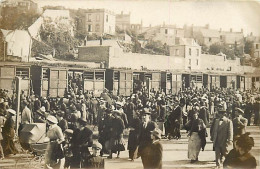 - Thèmes Div -ref-V V979- à Identifier - Carte Photo Train - Militaires Montant Dans Des Wagons à Bestiaux - Guerre ? - - A Identifier