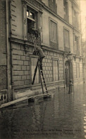PARIS CRUE DE LA SEINE UNE DESCENTE PAR LA FENETRE - Überschwemmung 1910