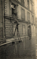 PARIS CRUE DE LA SEINE UNE DESCENTE PAR LA FENETRE - La Crecida Del Sena De 1910