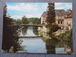 L'HOTEL DE VILLE SUR LES BORDS DE L'OISE - Creil