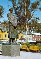 1 AK Norwegen / Norway * Statue Von König Haakon VII. In Tromsø * - Norway