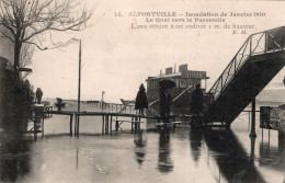 C P A -  94 -   ALFORTVILLE  -  Inondation De 1910 Le Quai Vers La Passerelle - Alfortville