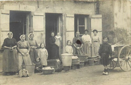 - Thèmes Div -ref-V V973- à Identifier -carte Photo Femmes Et Enfants -jour De Lessive - Coiffes Région Centre / Sologne - A Identificar