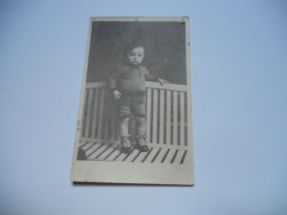 THEMES ENFANTS CARTE  ANCIENNE EN N/BL SANS ECRITURE 1 ENFANT SE TENANT A UNE BARRIERE /////BE+ - Abbildungen