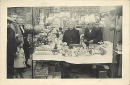 - Thèmes Div -ref-V V971- à Identifier - Photo Etal De Jouets Lors D Une Fête - Fêtes - - Zu Identifizieren