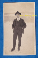 Photo Ancienne Snapshot - GERARDMER - Homme En Costume Patinant Sur Le Lac Gelé - 1922 - Patins à Glace Chapeau Garçon - Deportes