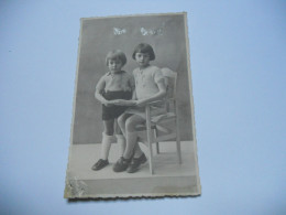 THEMES ENFANTS CARTE  ANCIENNE SANS ECRITURE EN N/BL GAUFRE 2 ENFANTS UNE FILLETTE ASSISE SUR UNE CHAISE ET UN GARCON // - Ritratti