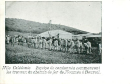 Cpa NOUVELLE CALEDONIE - Equipe De Condamnés Commençant Les Travaux Du Chemin De Fer De Nouméa à Bourail - New Caledonia