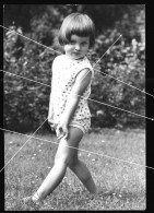 Orig. XL Foto 1970 Schnappschuss Süßes Mädchen Auf Der Wiese, Cute Little Girl Play On The Grass - Anonymous Persons