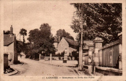 N°3844 W -cpa Laroche -monument Et école Des Filles- - Andere & Zonder Classificatie