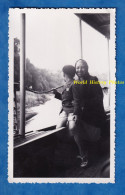 Photo Ancienne Snapshot - DINAN Ou Environs - En Bateau Sur La Rance - 1937 - Enfant Femme Boat Mignon Bretagne - Boten
