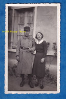 Photo Ancienne Snapshot - Portrait D'un Soldat Du 106e Régiment D' Infanterie & Jeune Femme - Uniforme Képi Insigne - Guerra, Militares