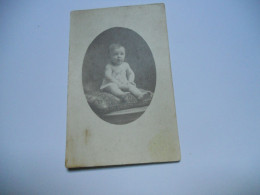 THEMES ENFANTS CARTE  ANCIENNE SANS ECRITURE  EN N/BL 1 ENFANT EN MEDAILLON ASSIE SUR UN COUSSIN  STAMP LTDK  HERE//BE - Portretten