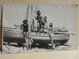 Postcard Photo  Nice Girls And A Boat.  ANCONA Ragazze E Barca 1940. Il Passetto. - Ancona