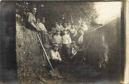 - Thèmes Div -ref-V V966- Metiers - Carte Photo Ouvriers Creusant Un Fossé Dans Un Château - - Other & Unclassified