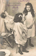 ENFANTS _S29250_ Préparation Pour La Promenade - 2 Fillettes S'habillant - Poupée - CM Paris - Groepen Kinderen En Familie