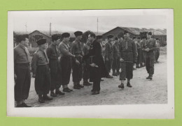 MILITARIA WW2 AVIATION - PHOTOGRAPHIE GROUPE DE MILITAIRES A IDENTIFIER PASSAGE EN REVUE - Guerra, Militares