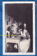 Photo Ancienne Snapshot - Beau Portrait Jeune Femme à Son Bureau - Poupée Déco Decor Objet Ecriture Stylo Robe Fille - Objets