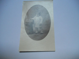 THEMES ENFANTS CARTE  ANCIENNE SANS ECRITURE EN N/BL 1 ENFANT EN BOTTE ET  GILET AVEC BILLE DE BOIS OU AUTRE EDIT LEFEVR - Portretten