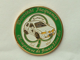 Pin's VOITURE DE RALLYE - DOROTHEE JACQUEMIN - CITROËN AX - CHAMPIONNE DE FRANCE 2ND DIVISION - Citroën