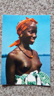 CPM L AFRIQUE EN COULEURS  UN GRACIEUX SOURIRE ED IRIS 3020  JEUNE NOIRE AUX SEINS NUS - Unclassified