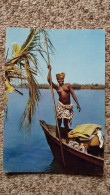 CPM L AFRIQUE EN COULEURS  ED IRIS 5015  JEUNE NOIRE AUX SEINS NUS SOURIRE D AFRIQUE PIROGUE BATON - Non Classificati