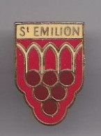 Pin's Saint Emilion   Grappe De Raisin  Réf 2049 - Villes