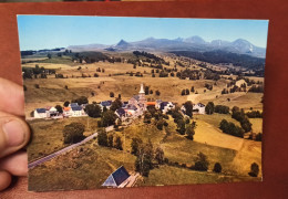 CPA 63 @  CHASTREIX - L'Eglise , Le Village Et Le Pic De Courlande - Chaine Du Sancy - Otros & Sin Clasificación