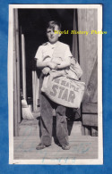 Photo Ancienne Snapshot - SEATTLE  Washington, USA - Enfant Vendeur De Journaux Journal THE SEATTLE STAR Garçon Métier - América