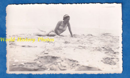 Photo Ancienne Snapshot - Beau Portrait Femme En Maillot De Bain à La Plage - Années 1930 - Sable Fille Pin Up Sexy Mode - Pin-up