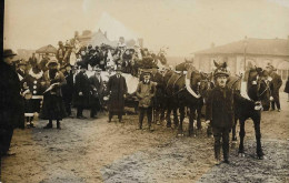 C/294               Carte Photo    -   Un Jour De Fete  -  Endroit à Définir - Sonstige & Ohne Zuordnung