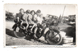 451, Moto Motocyclette, Enfants Sur Une Moto, Hivers 33/44, Vient D'une Famille Pieds-noirs - Coches