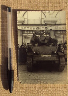 240, Militaria RCC Photo Maray à Tours, Tank Char De Combat, Défilé Devant La Gare - Guerre, Militaire