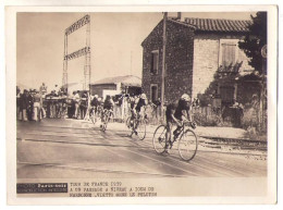 074, Photo Paris-soir, Tour De France 1939, Un Passage à Niveau A 10 Km De Narbonne, Vietto Mene Le Peloton - Cyclisme