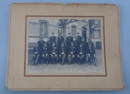 093 Militaria Photo G Walten à Bernay Dans L'Eure, Gendarmerie Groupe De Gendarmes, Collée Sur Carton - Guerre, Militaire