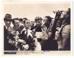 070, Photo Paris-soir, Tour De France 1939, Fournier Apres Sa Victoire A Cote D'Albert Prejean - Cyclisme