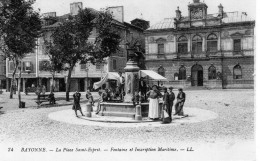 Bayonne Animée Place Saint-Esprit Fontaine Inscription Maritime - Bayonne