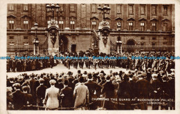R149392 Changing The Guard At Buckingham Palace. London. RP. 1928 - Autres & Non Classés